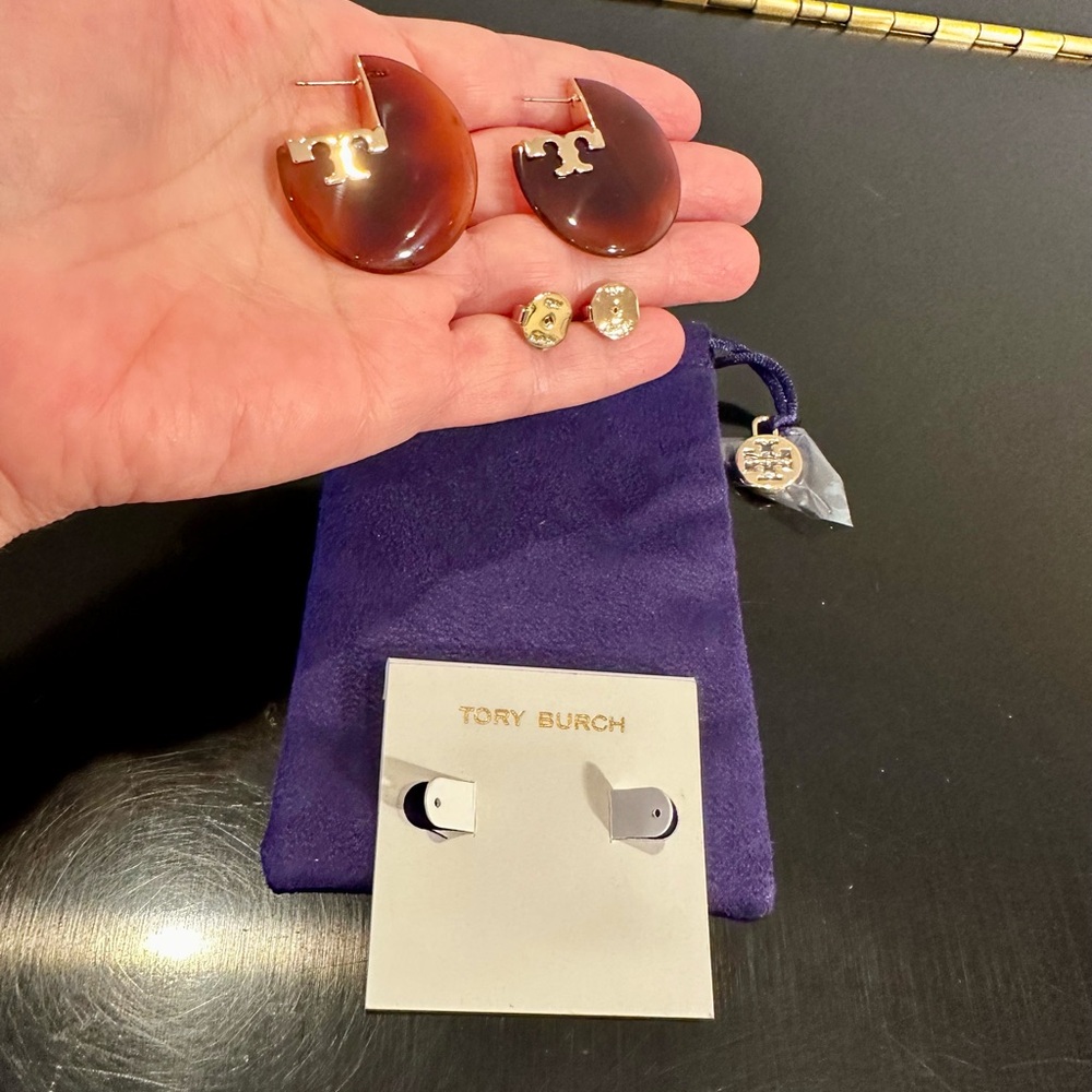 Tory Burch NWT Authentic luxury minimalist applied logo resin hoop earrings - Picture 4 of 17